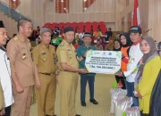 Pemkot Kendari Bersama Baznas Serahkan Bantuan Sembako kepada Ratusan Petugas Kebersihan