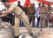 Pj Wali Kota Kendari Lakukan Peletakan Batu Pertama Pembangunan Gerbang Batas Kendari-Konawe