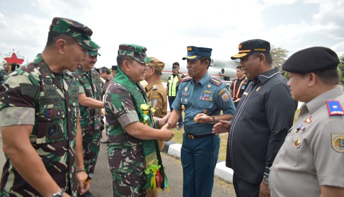 Sambangi Sultra untuk Tinjau Pembangunan Pangkalan Udara, KSAD TNI Disambut Danlanal Kendari
