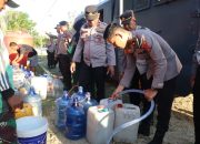 Polres Konawe Selatan Distribusi Air Bersih Untuk Warga Terdampak Kemarau