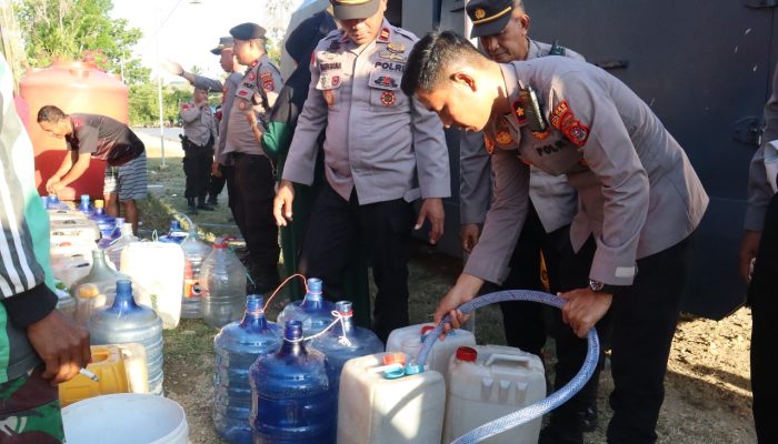 Polres Konawe Selatan Distribusi Air Bersih Untuk Warga Terdampak Kemarau