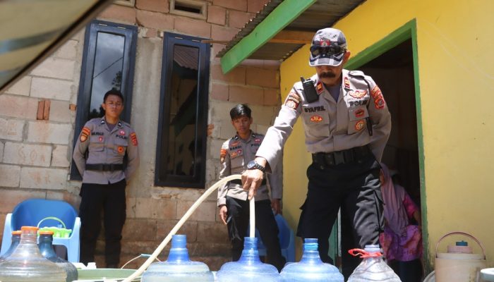 Polresta Kendari Salurkan Bantuan 1.200 Liter Air Bersih di Kelurahan Labibia