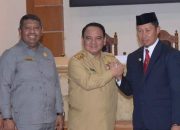 Pj Gubernur Sultra Serahkan SK Perpanjangan Masa Jabatan Pj Wali Kota Kendari