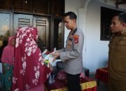 Kapolres Konsel Bagikan 2 Ton Beras untuk Masyarakat