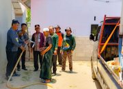 Sejumlah Wartawan Kota Kendari Bersama Pemkot Salurkan Bantuan Air Bersih Kepada Warga di Kelurahan Watubangga
