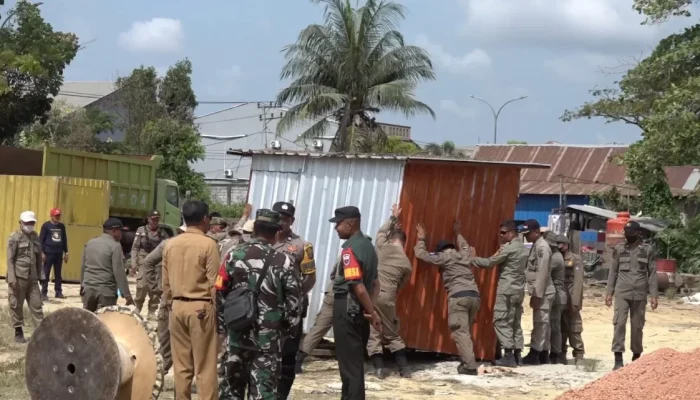 Tim Satgas Kota Kendari Tertibkan 10 Lapak Pedagang di Kawasan RTH Jalan Z.A Sugianto