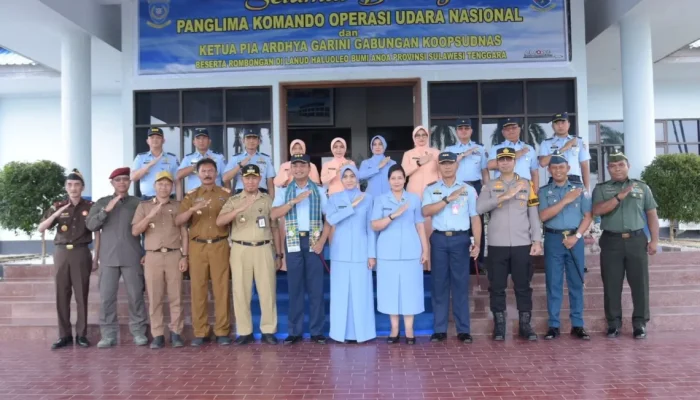 Pj Wali Kota Kendari Sambut Kedatangan Pangkoopsudnas Dengan Tarian Mondotambe