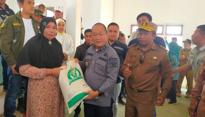 Pj Bupati Konawe Resmikan Gedung Serba Guna Desa Ululalimbue dan Salurkan Bantuan Beras untuk Warga