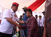 Pj Gubernur Sultra Serahkan Bantuan Beasiswa dan Ribuan Paket Sembako di Muna Barat