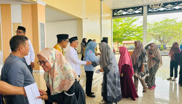 Lepas Keberangkatan 30 Jemaah Umrah, Bupati Konawe Selatan Pesan Jaga Kesehatan dan Fokus Ibadah