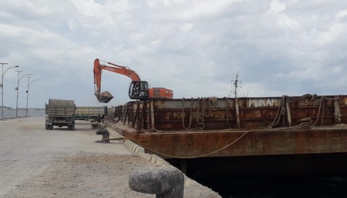 HMI Cabang Raha Soroti Aktivitas Bongkar Muat Material Tambang di Pelabuhan Rakyat Muna