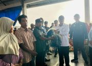 Bupati Konawe Selatan Berikan Bantuan Dua Unit Ekskavator, Perahu dan Alat Tangkap di Tinanggea