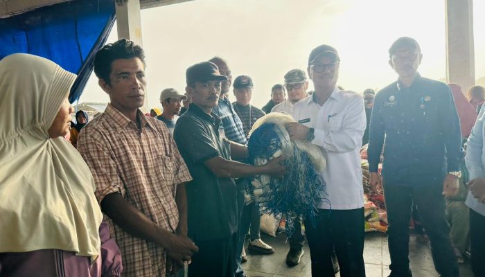 Bupati Konawe Selatan Berikan Bantuan Dua Unit Ekskavator, Perahu dan Alat Tangkap di Tinanggea