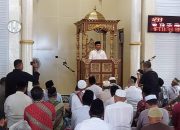 Usai Shalat Jumat, Pj Gubernur Sultra Silahrurahi dengan Jamaah Masjid Al-Muqarrabin Wakatobi