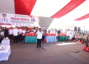 Kunker ke Wakatobi, Pj Gubernur Sultra Serahkan Dana Hibah Masjid, Bansos dan Gelar Pasar Murah