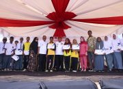 Kunker di Mubar, Pj Gubernur Sultra Serahkan Bantuan Beasiswa dan Paket Sembako