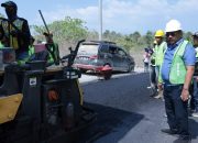 Pj Bupati Bombana Pantau Perbaikan Ruas Jalan di Pulau Kabaena