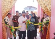 Pj Bupati Bombana Resmikan Pasar Rakyat Lora Kecamatan Mataoleo