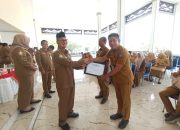 Bupati Konsel Serahkan SK Penetapan BLUT UPTD Puskesmas dan Sertifikat Akreditasi UPTD