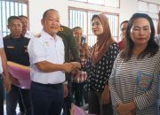 Pemda Konawe Serahkan Bantuan Beras kepada 137 KK di Desa Punggaluku Abuki