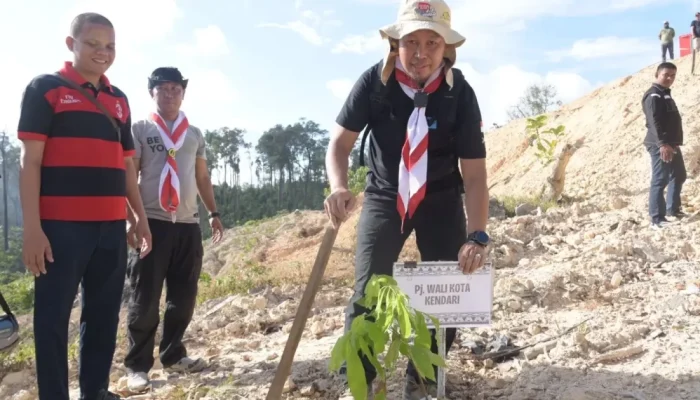 Kemah Bhakti Paskibraka, Pj Wali Kota Kendari Tanam Pohon di Puncak Lacoste 