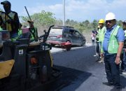 Pj Bupati Bombana Tinjau Perbaikan Ruas Jalan di Pulau Kabaena