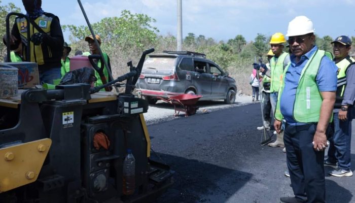 Pj Bupati Bombana Tinjau Perbaikan Ruas Jalan di Pulau Kabaena