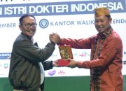 Pj Wali Kota Kendari Raih Penghargaan dari Ketua IDI Wilayah Sultra