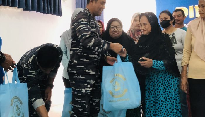 Sambut Hari Armada RI, Lanal Kendari Galang Aksi Donor Darah dan Bagikan Ratusan Paket Sembako