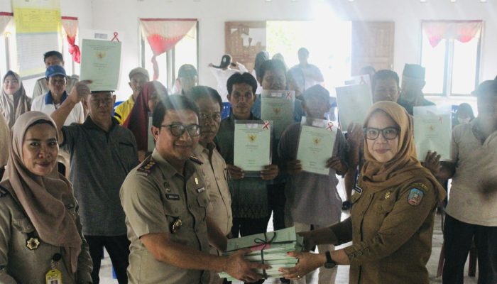 Kantor Pertanahan Konsel Serahkan Ratusan Sertifikat Tanah di Palangga, Amrullah: Jaga Dengan Baik