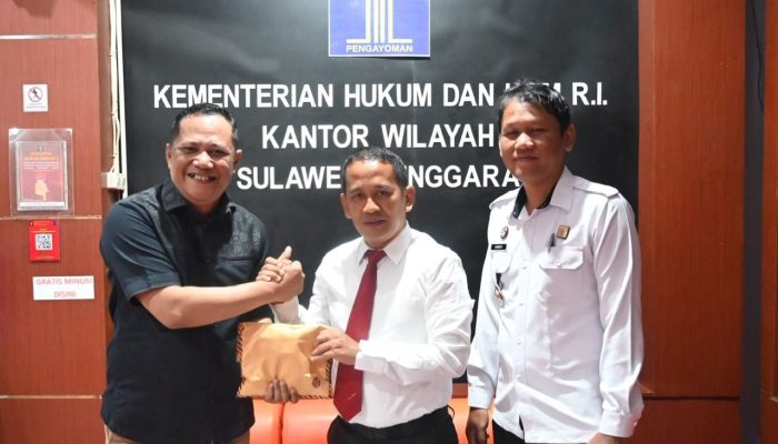 Kadin Sultra Serahkan Bantuan Dana Pembuatan Perseroan Perorangan ke Kemenkumham