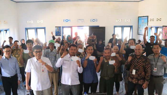 OJK Sulawesi Tenggara Realisasi Program Ekosistem Keuangan Inklusif di Desa Lambusa Konsel