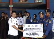 Pemkot Kendari Bekerja Sama Baznas Serahkan Bantuan kepada Damkar Kota Kendari
