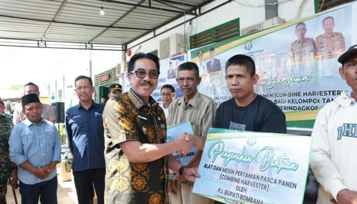 ‘Kado’ Akhir Tahun, Edy Suharmanto Serahkan Bantuan Kepada Petani dan Nelayan di Bombana