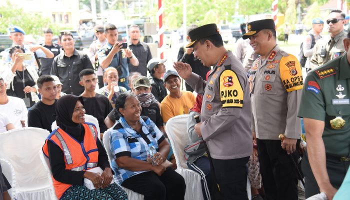 Kapolri dan Panglima TNI Salurkan Bantuan Kesehatan Gratis di Maluku