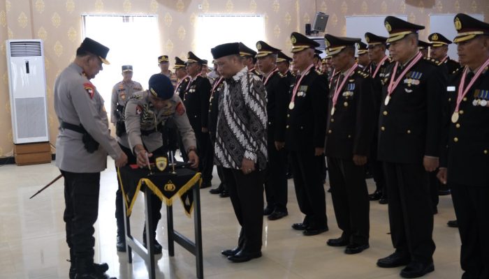 Kapolda Sultra Pimpin Upacara Wisuda 30 Personel Polri Purna Bakti