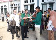 Bupati Konut Serahkan Bantuan Sapi, Ayam, dan Pakan Ikan
