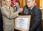 Wakili Pj Gubernur, Sekda Sultra Serahkan Piagam Penghargaan Kabupaten/Kota Peduli HAM 2022