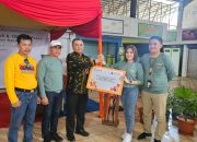 Peduli Lingkungan di Area Pasar Kendari, Bank Danamon Serahkan 7 Kontainer Sampah dan 100 Bibit Pohon