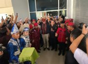 Tiba di Bandara Haluoleo Kendari, Ganjar Diteriaki Presiden oleh Ratusan Masyarakat