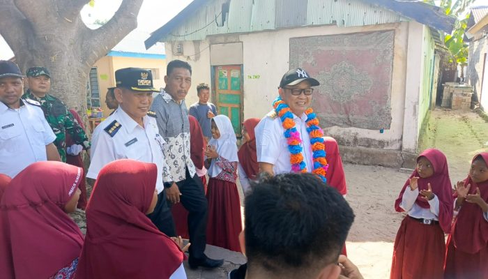 Kunker ke Pulau Saponda, Pj Bupati Konawe Tinjau Langsung Infrastruktur dan Pelayanan Masyarakat