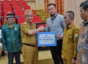Pemkot Kendari Serahkan Dana Hibah pada Lembaga Keagamaan dan Rumah Ibadah