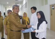 Serahkan SK pada Pegawai RSUD Antero Hamra, Pj Wali Kota Kendari: Berikan Pelayanan Terbaik kepada Masyarakat