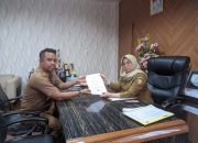 Sekda Konsel Serahkan Tiga SK Plt Kepala OPD Lingkup Pemkab Konsel