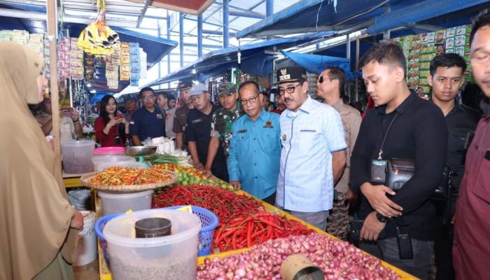 Edy Suharmanto Bersama TPID Bombana Inspeksi Pasar