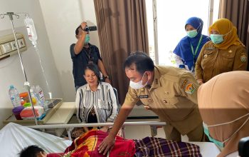 Pj Gubernur Sultra, Andap Budhi Revianto menjenguk pasien anak pengidap DBD di RSUD Bahteramas