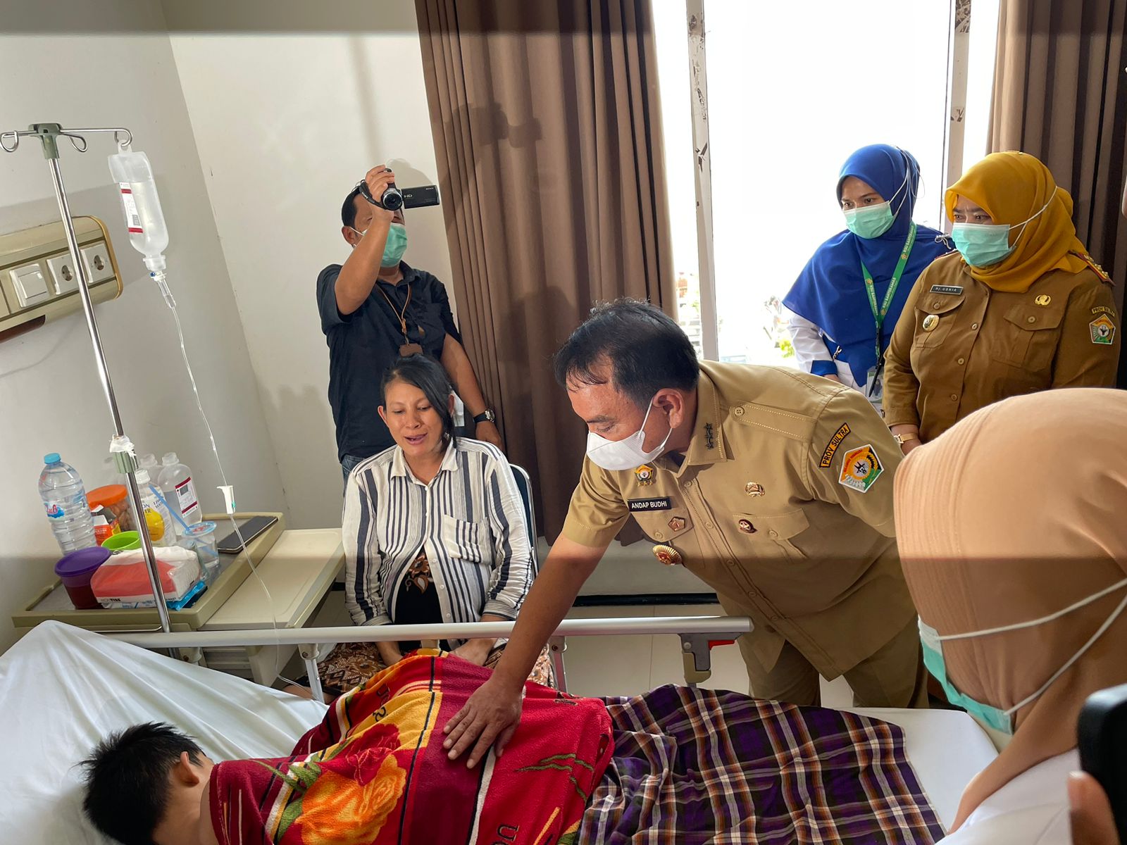 Pj Gubernur Sultra, Andap Budhi Revianto menjenguk pasien anak pengidap DBD di RSUD Bahteramas