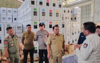 Pj Gubernur Sultra, Andap Budhi Revianto meninjau gudang logistik KPU