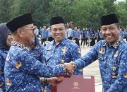 Bupati Konsel Berikan Penghargaan Satya Lencana kepada 94 ASN yang Telah Mengabdi Puluhan Tahun