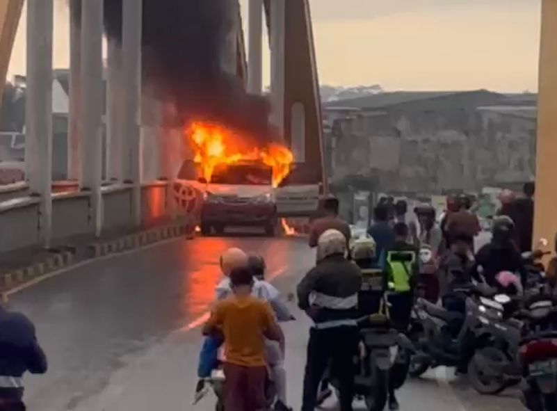 Mobil Toyota Avanza terbakar di Jembatan Pasar Baru Kendari